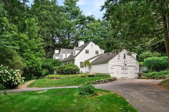 cape cod-style house featuring a front lawn