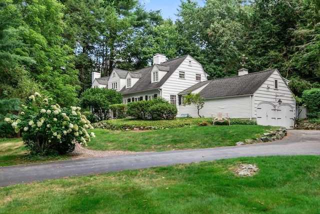 cape cod home featuring a front yard