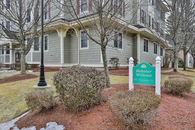 view of side of property featuring a lawn