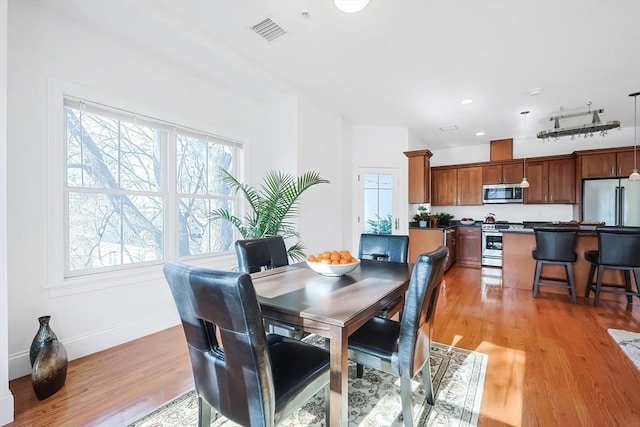 dining space featuring recessed lighting, light wood-style floors, visible vents, and baseboards