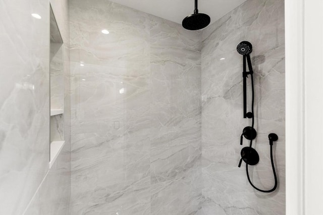 room details featuring tiled shower