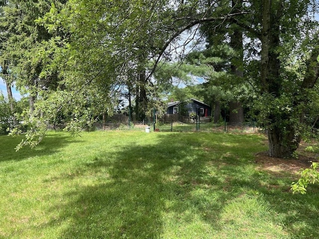 678 School St, Webster, MA 01570 - view of yard