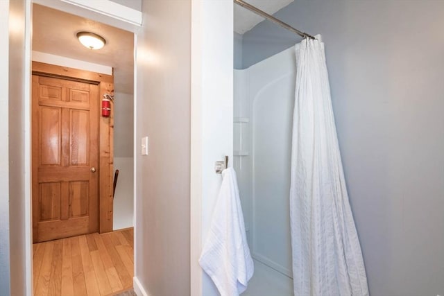 bathroom featuring a shower with curtain and wood finished floors