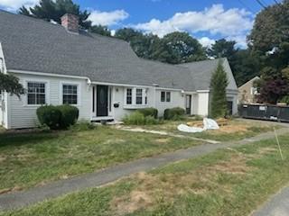 cape cod-style house with a front yard