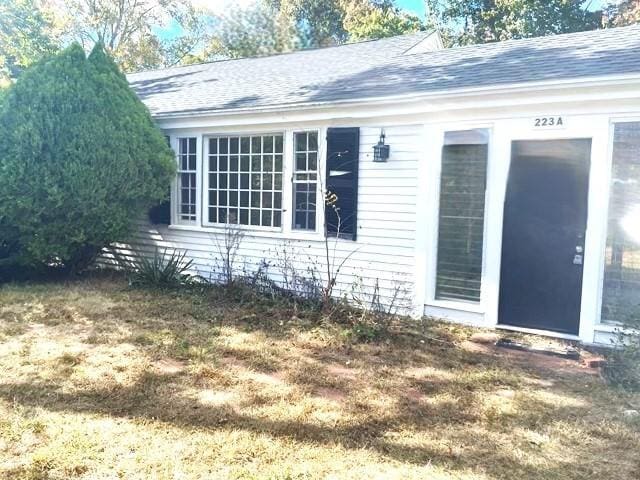 view of side of property featuring a yard