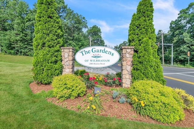 community sign featuring a yard