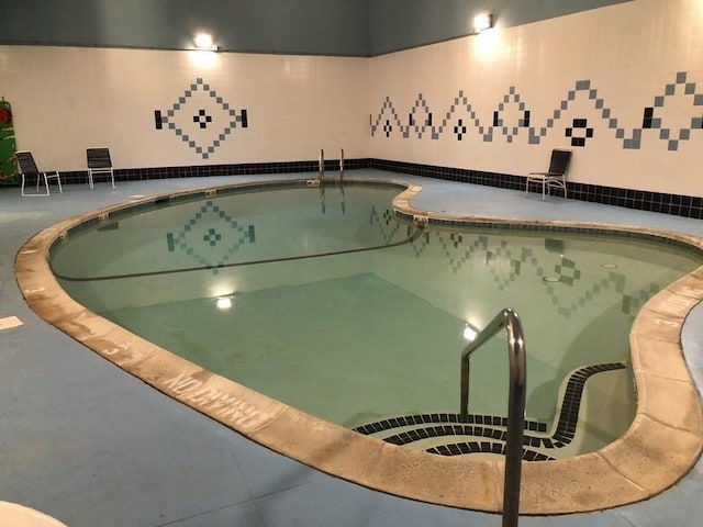 view of swimming pool with a jacuzzi