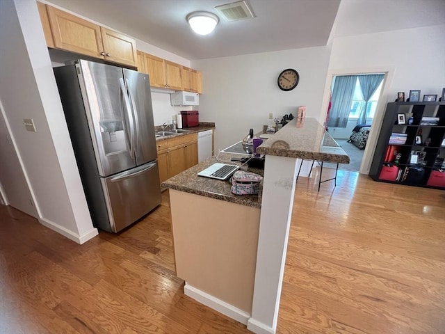 234 Causeway St Unit 723, Boston, MA 02114 - kitchen featuring white appliances, light wood-style flooring, a sink, a breakfast bar area, and light brown cabinets