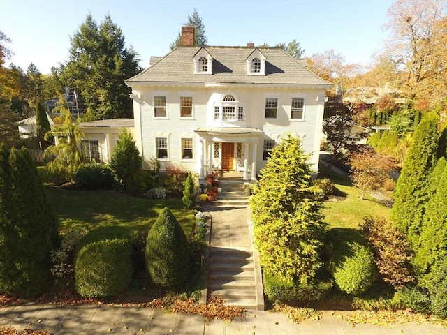 view of front facade featuring a front lawn