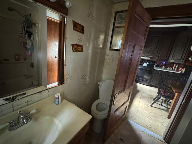 81 High St, West Springfield, MA 01089 - bathroom featuring toilet, vanity, and shower / washtub combination