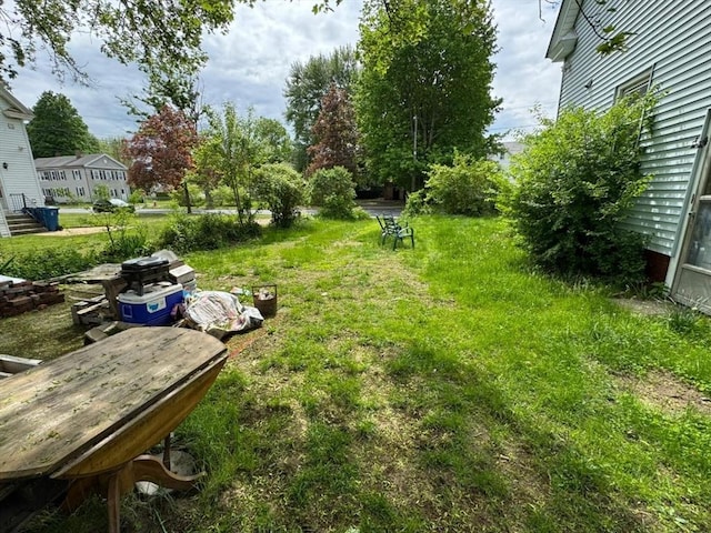 81 High St, West Springfield, MA 01089 - view of yard