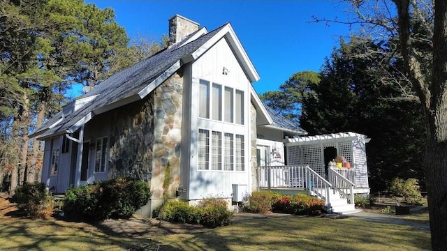 view of front of property featuring a front yard and a pergola