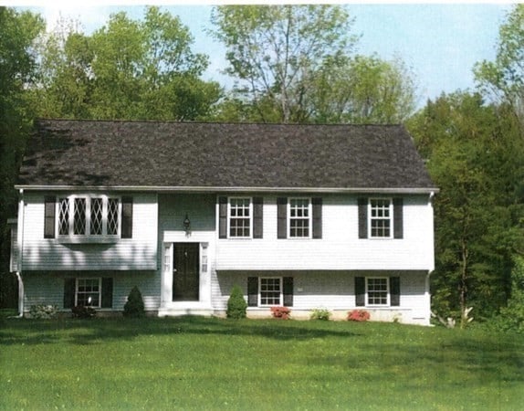 bi-level home featuring a front yard