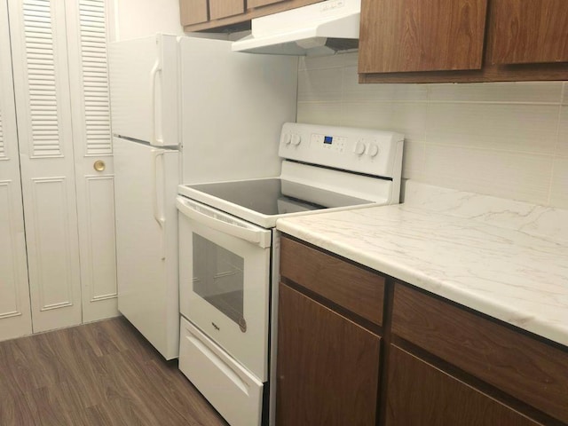 55 Greentree Ln Unit 27, Weymouth, MA 02190 - kitchen with white range with electric cooktop, under cabinet range hood, dark wood-type flooring, light countertops, and backsplash