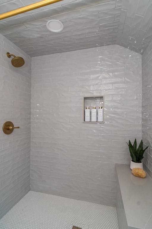 bathroom featuring a tile shower