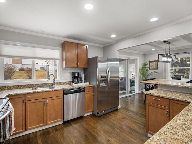 kitchen with decorative light fixtures, stainless steel appliances, dark wood-type flooring, and sink