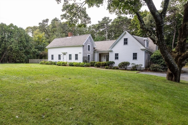 view of front facade with a front yard