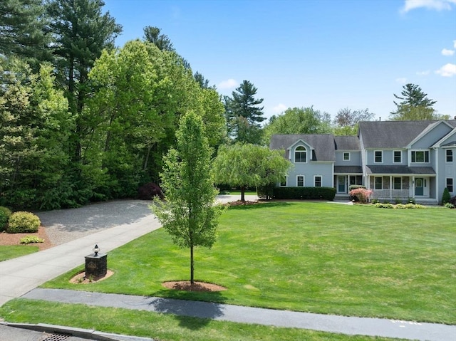 view of front facade featuring a front yard