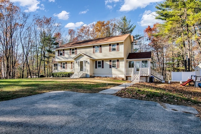 view of front facade featuring a front yard