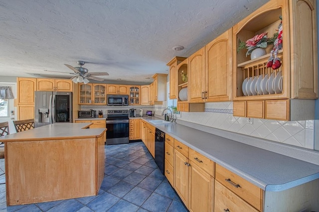 kitchen with sink, backsplash, stainless steel appliances, and a kitchen island