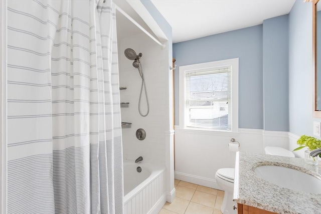 full bath featuring tile patterned floors, toilet, shower / tub combo with curtain, baseboards, and vanity