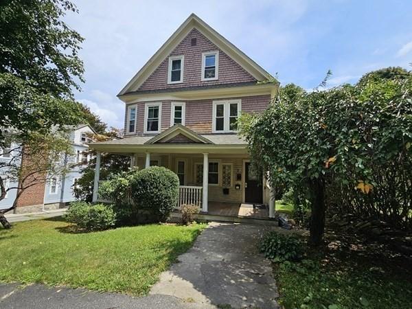 7 Kensington Rd, Worcester, MA 01602 - view of front facade featuring covered porch and a front lawn