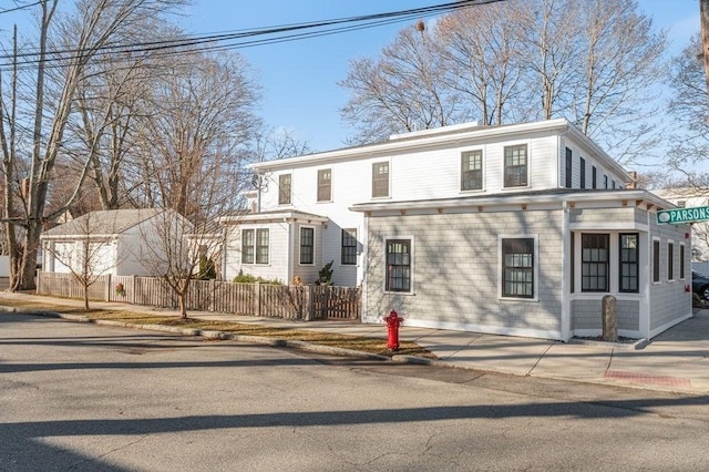 view of front of home with a fenced front yard