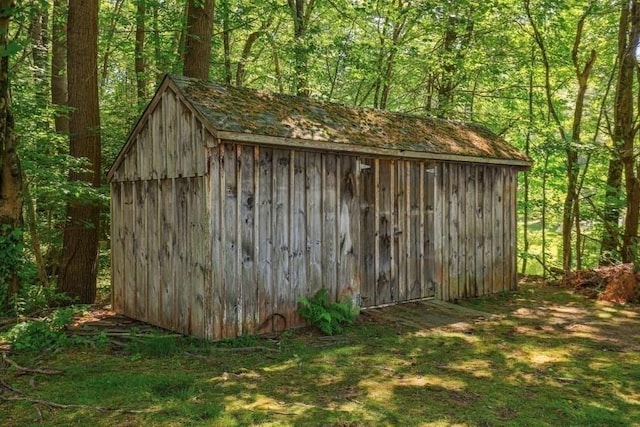 view of outbuilding