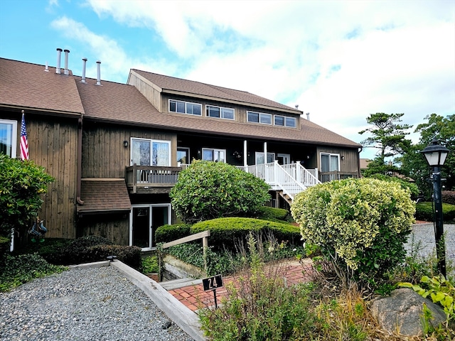 view of front facade featuring a balcony