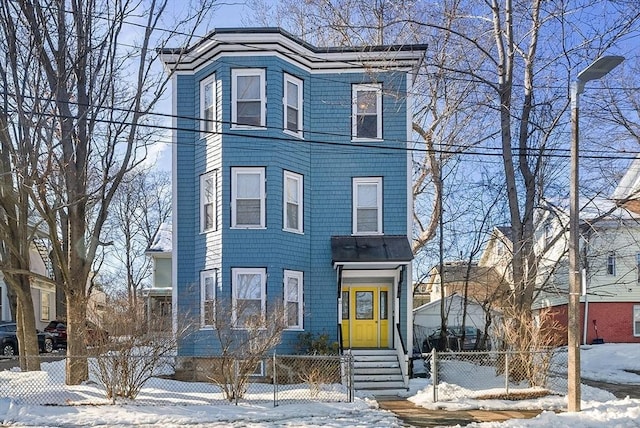 view of front of house featuring a fenced front yard