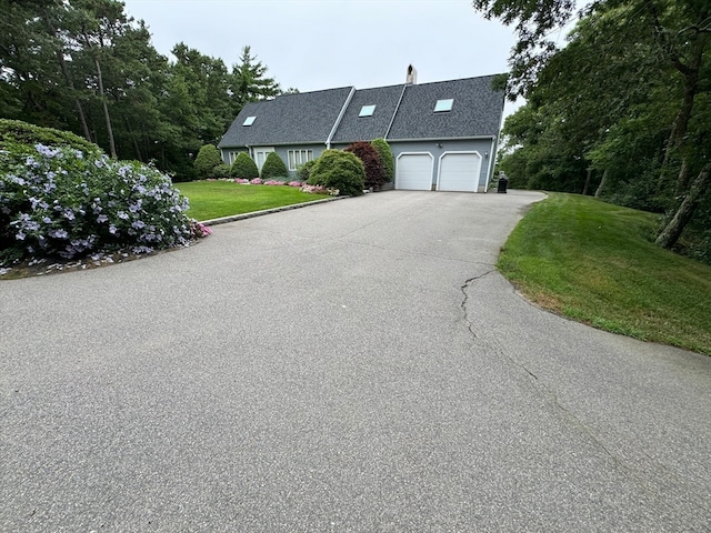 view of front facade featuring a front lawn and a garage