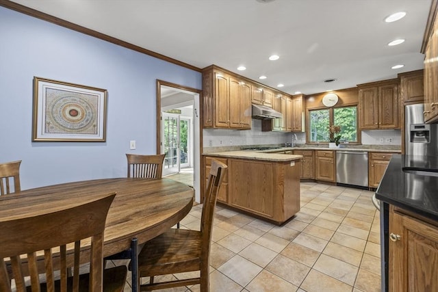 kitchen featuring stainless steel appliances, under cabinet range hood, healthy amount of natural light, recessed lighting, and decorative backsplash