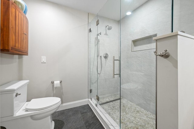 bathroom featuring toilet, tiled shower, baseboards, and tile patterned floors