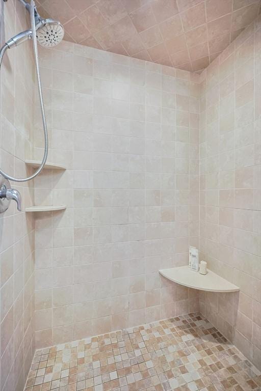 bathroom featuring tiled shower