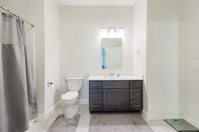 bathroom with toilet, vanity, a shower with shower curtain, and baseboards