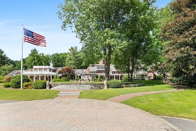 view of property's community featuring a yard