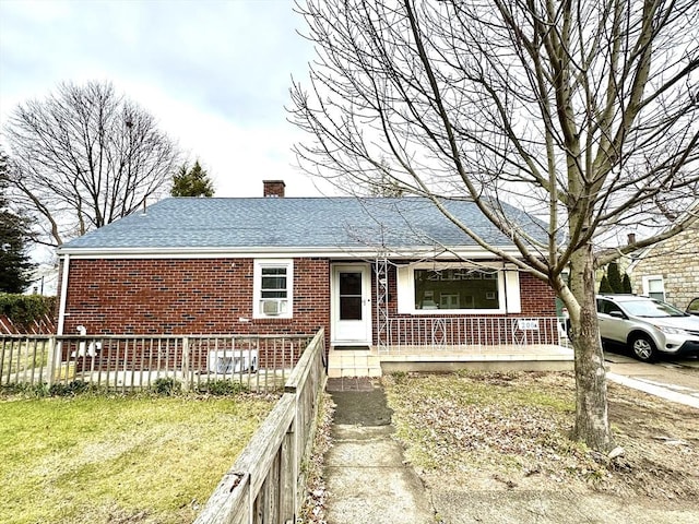 view of front of house featuring a front lawn