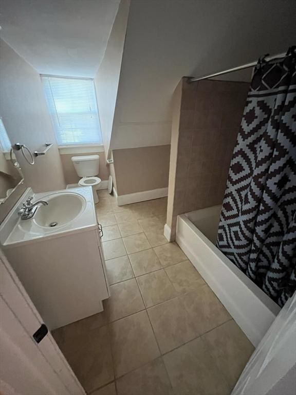 full bathroom featuring tile patterned floors, shower / bath combo with shower curtain, vanity, and toilet