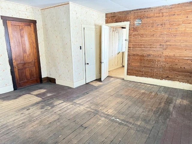 spare room with dark hardwood / wood-style floors