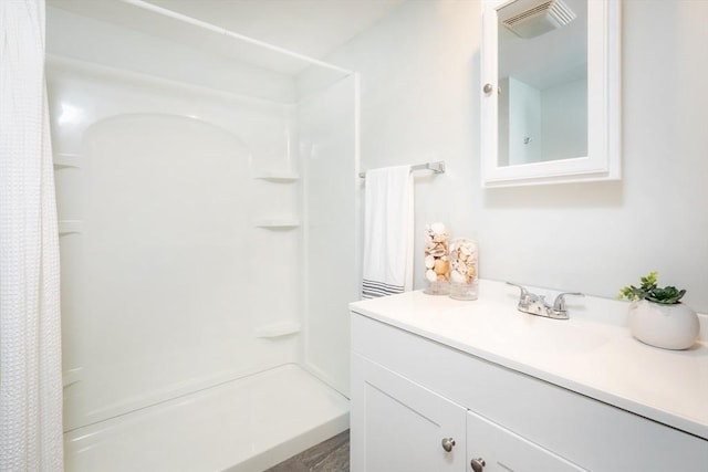 full bath featuring curtained shower and vanity