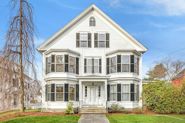 view of front of house featuring a front yard