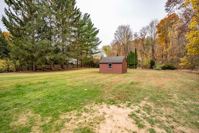 view of yard with a storage shed