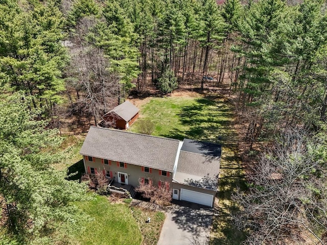 birds eye view of property featuring a forest view
