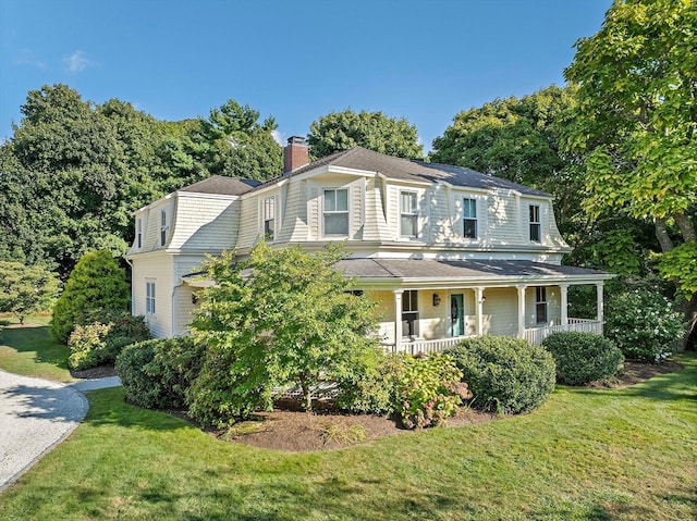 view of front of property featuring a porch and a front lawn