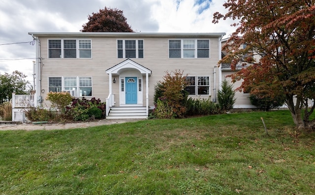 colonial house featuring a front lawn