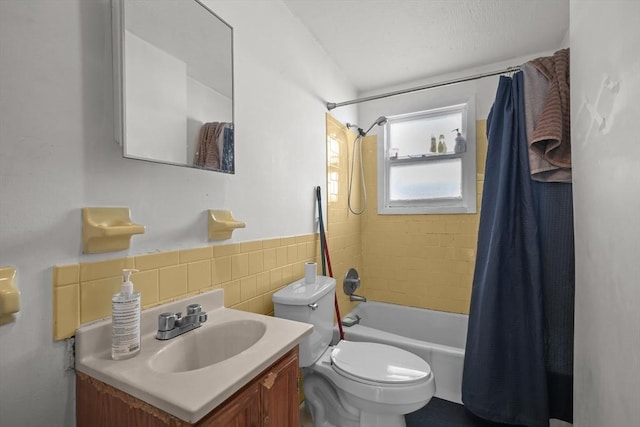 bathroom featuring shower / tub combo with curtain, tile walls, vanity, and toilet