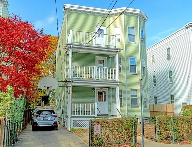 view of front of property featuring a balcony