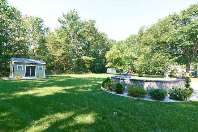 view of yard featuring a shed