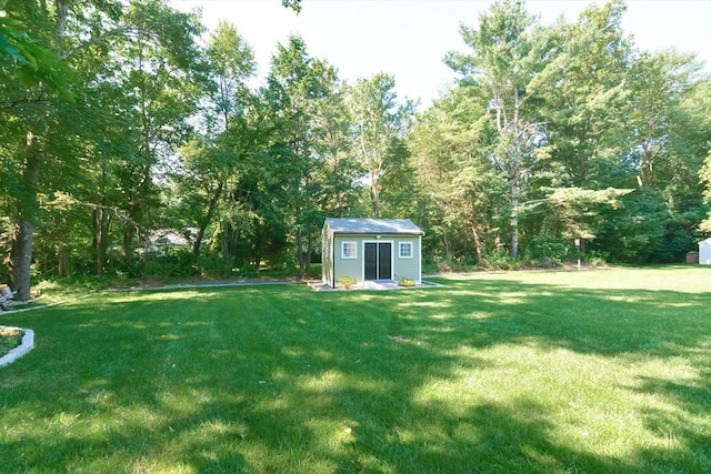 view of yard featuring an outbuilding