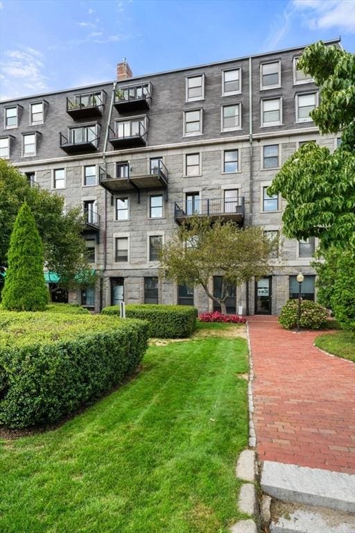 view of apartment building / complex
